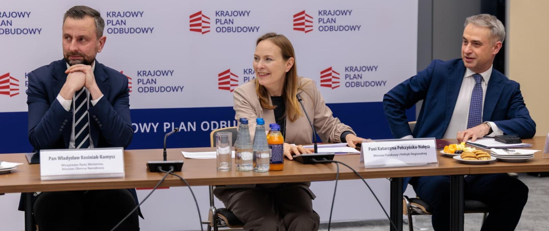 Na zdjęciu minister Katarzyna Pełczyńska-Nałęcz, wicepremier Władysław Kosiniak-Kamysz i wicepremier Krzysztof Gawkowski siedzą za stołem konferencyjnym