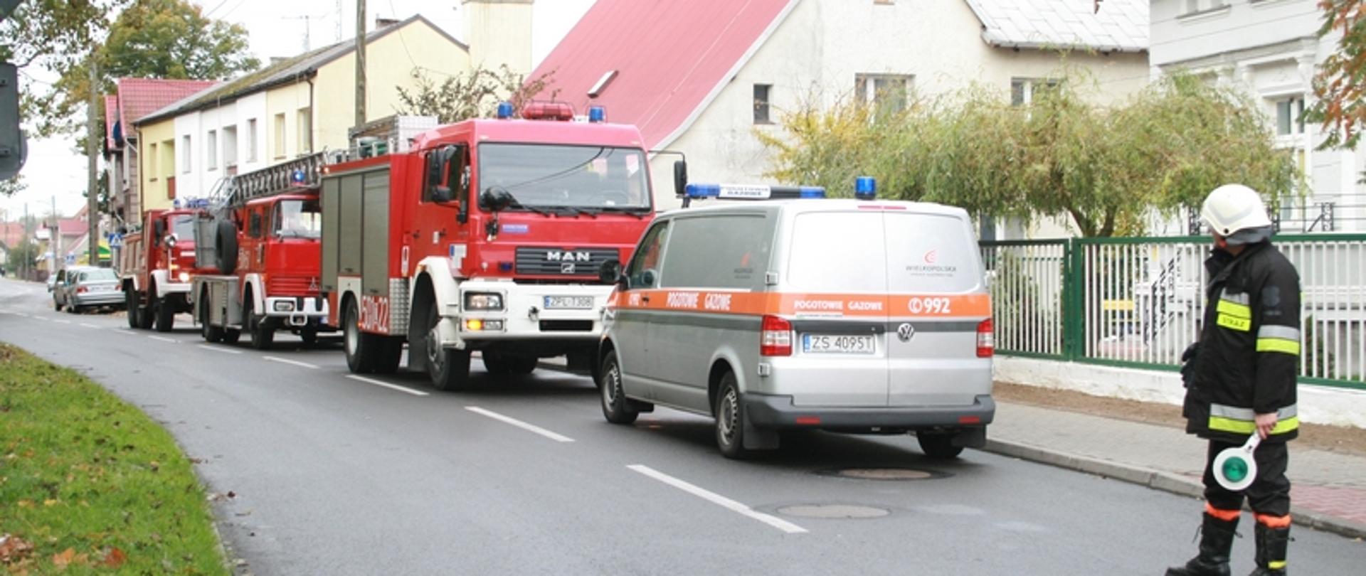 Zdjęcie przedstawia samochody pożarnicze oraz samochód gazowników