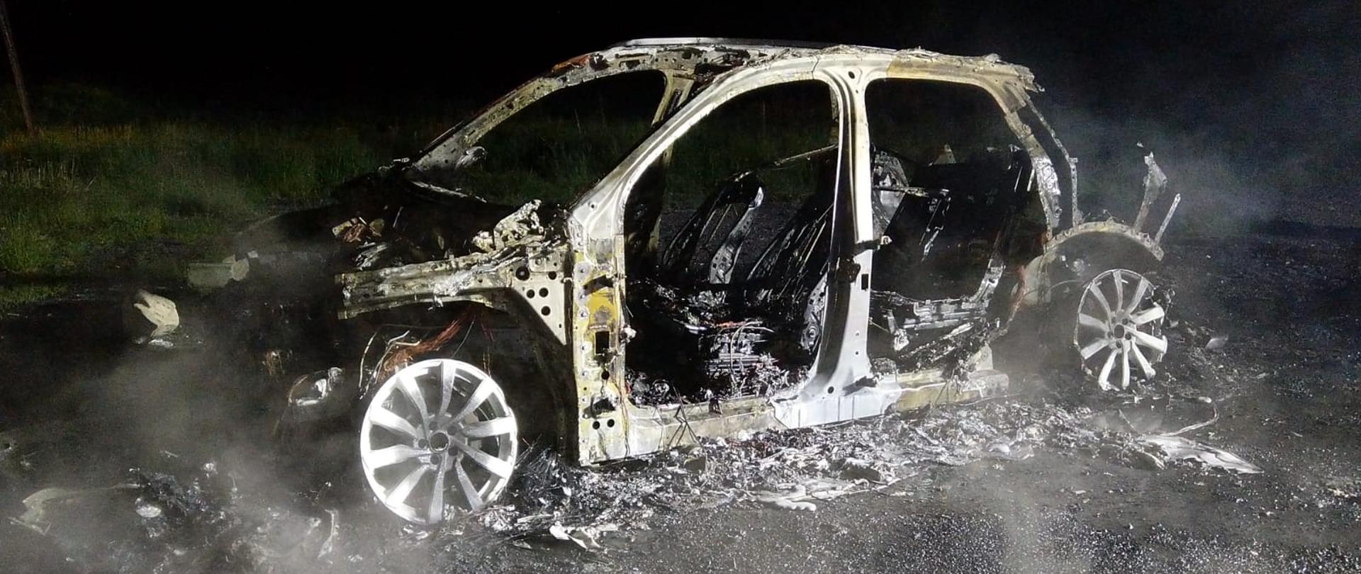 Na zdjęciu widać spalony samochód