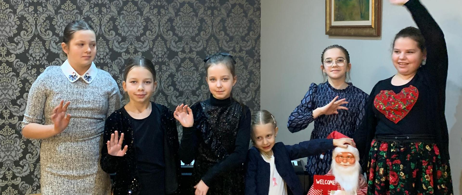 Grupa uczniów w trakcie popisu klasowego