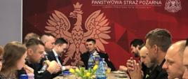 strażacy podczas poczęstunku wielkanocnego 2022