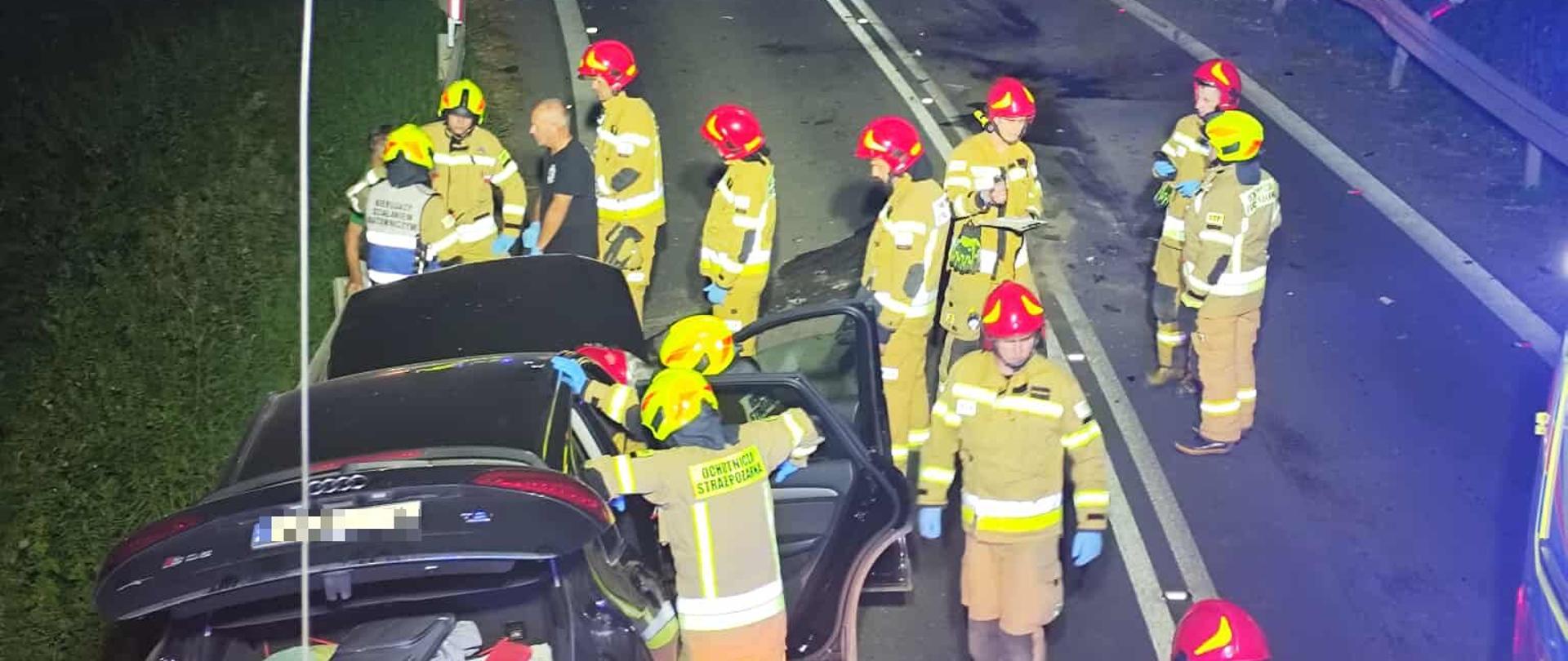 uszkodzone samochody oraz strażacy i ratownicy 