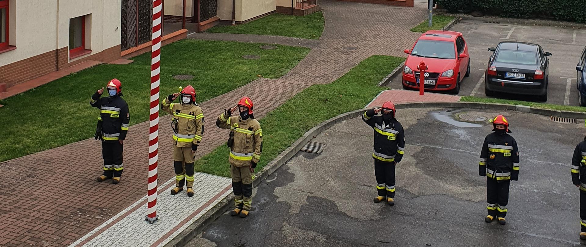 Uroczyste podniesienie flagi z okazji Narodowego Święta Odzyskania Niepodległości na terenie Komendy Powiatowej Państwowej Straży Pożarnej w Człuchowie.