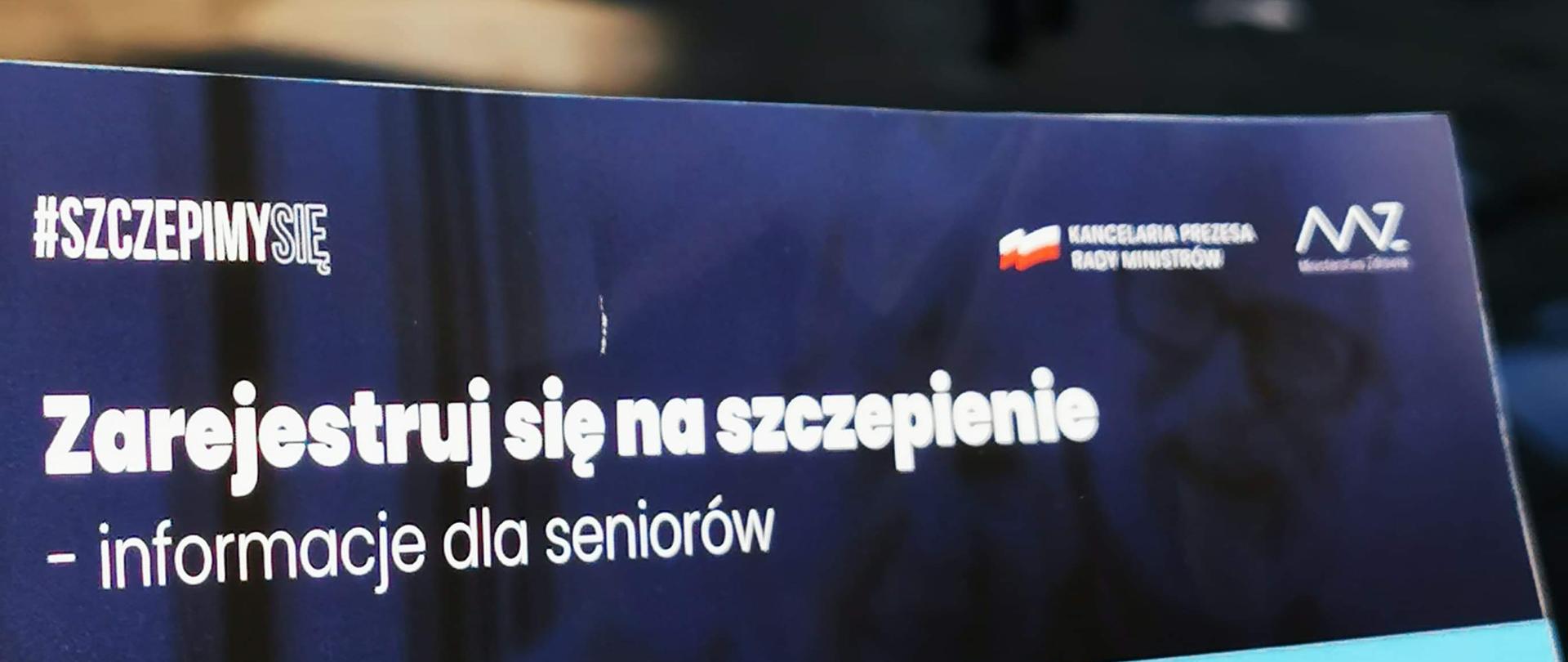 Zdjęcie przedstawia strażaków biorących udział w akcji dystrybucji ulotek dot. szczepień.