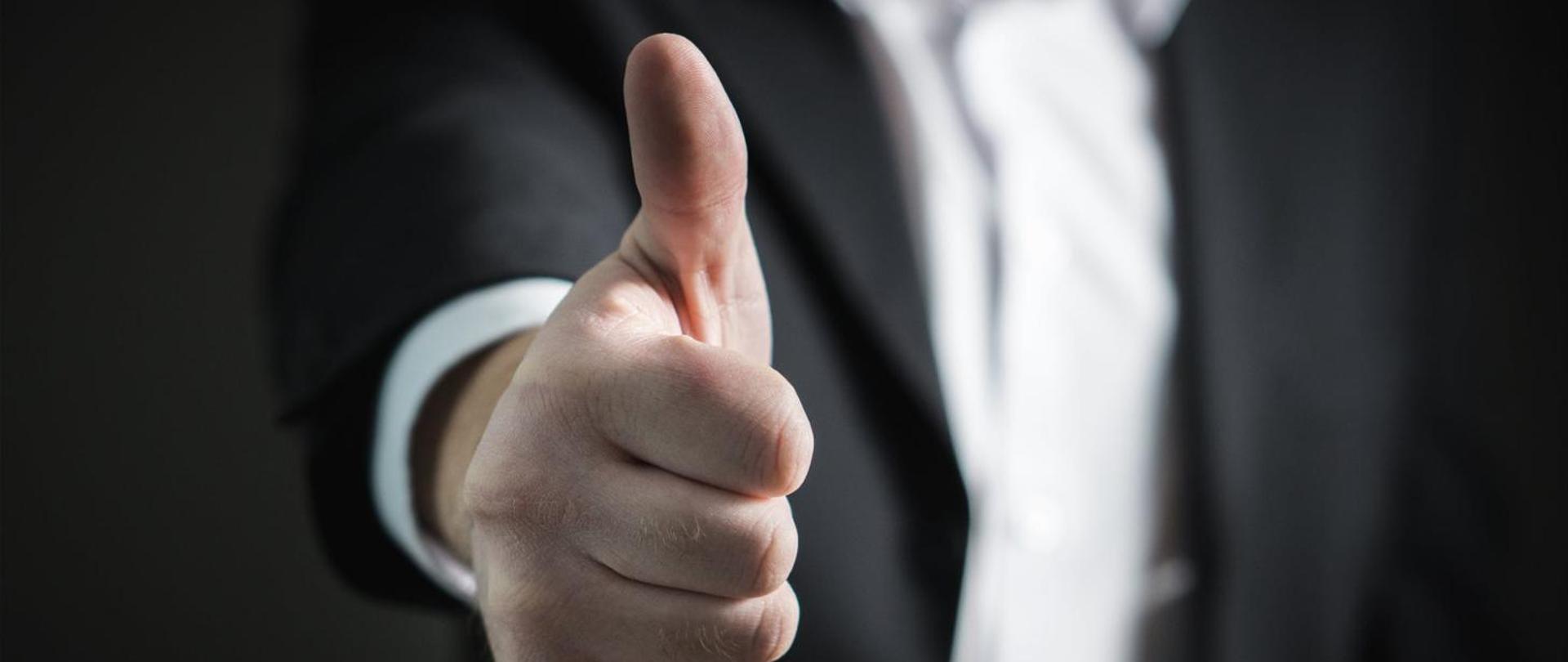 kciuk skierowany do góry