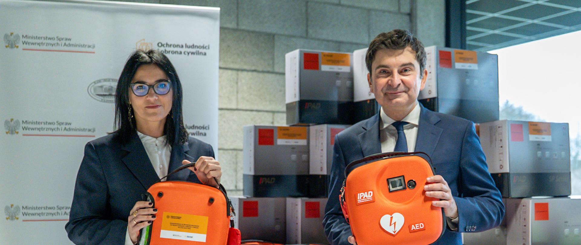 Program OLiOC: dotacja na zakup 20 defibrylatorów AED dla Gminy Bobrowniki