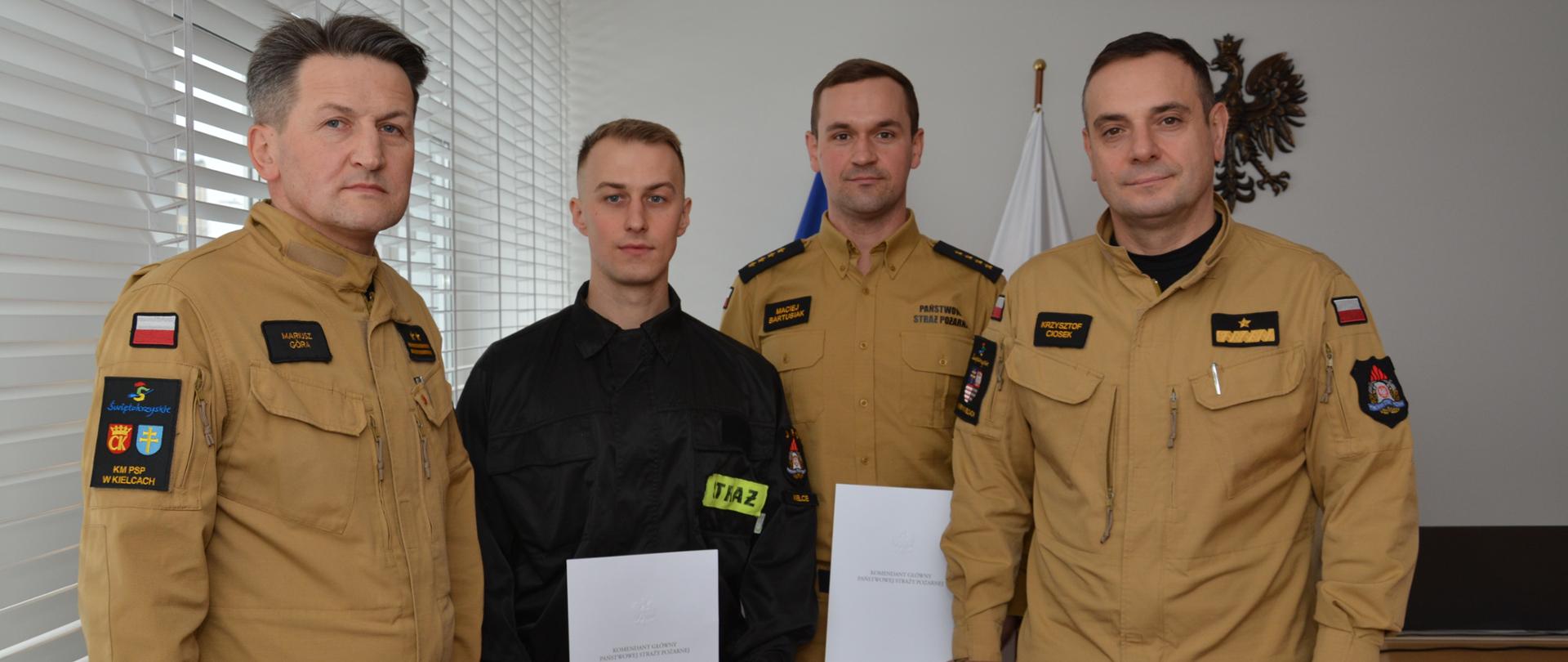 Zdjęcie przedstawia odznaczonych strażaków w towarzystwie Świętokrzyskiego Komendanta Wojewódzkiego PSP i Komendanta Miejskiego PSP w Kielcach