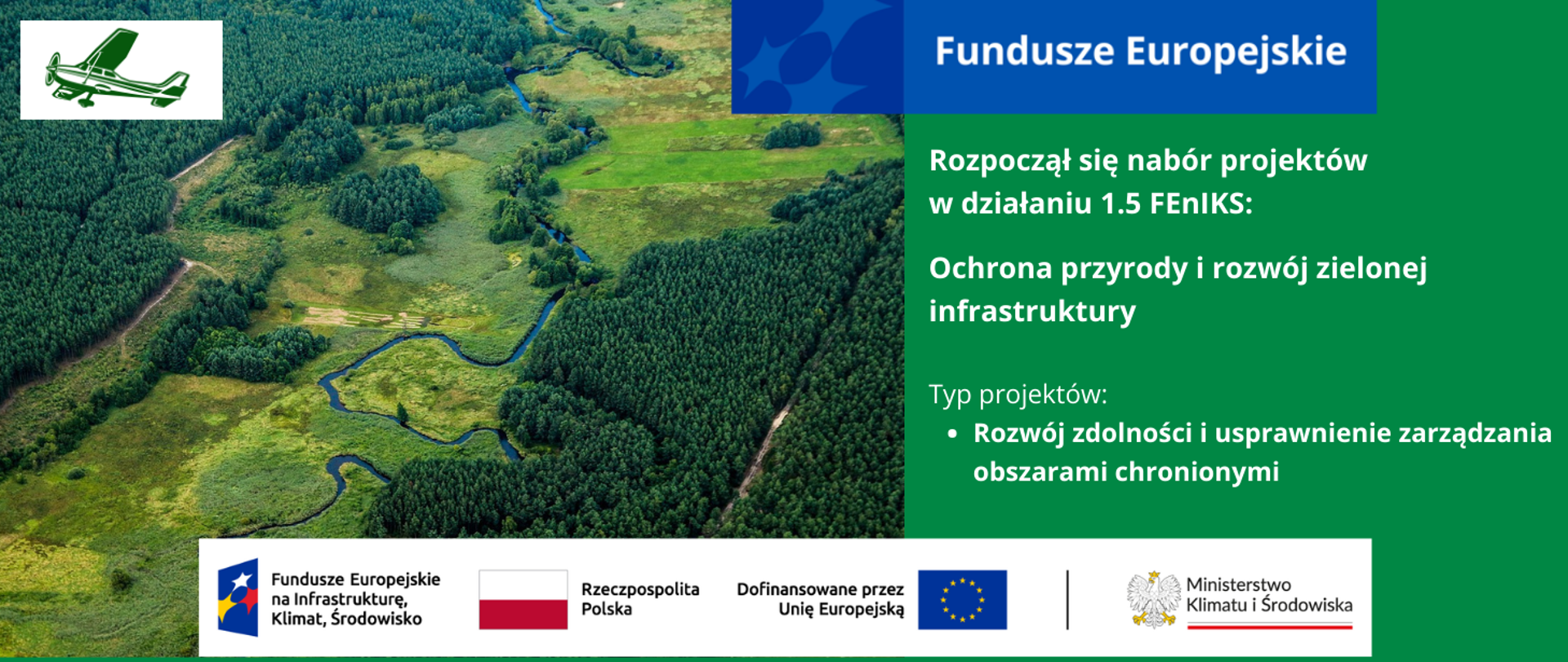 W lewej połowie grafiki widok z lotu ptaka na zielone lasy i dolinę rzeki. W górnym lewym rogu symbol małego samolotu. W prawej części grafiki informacja o trwającym naborze w działaniu 1.5 FEnIKS: Ochrona przyrody i rozwój zielonej infrastruktury; typ projektu: Rozwój zdolności i usprawnienie zarządzania obszarami chronionymi. Na dole logotypy unijne.