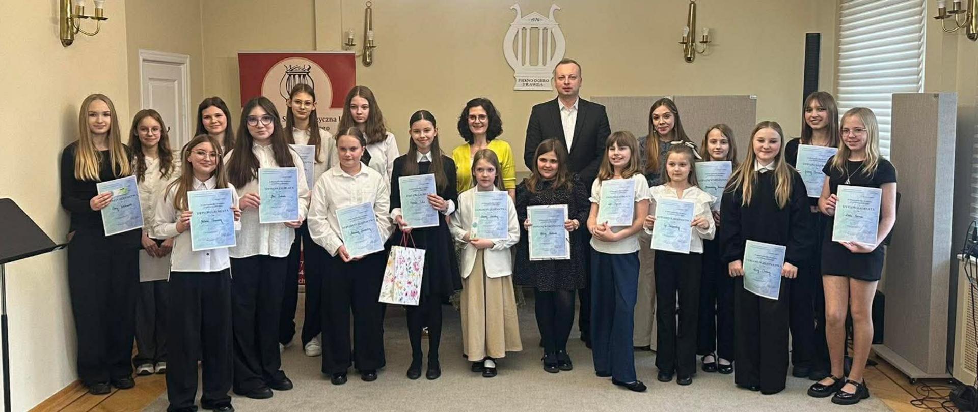 Uczennice i Jury konkursu w auli szkoły.