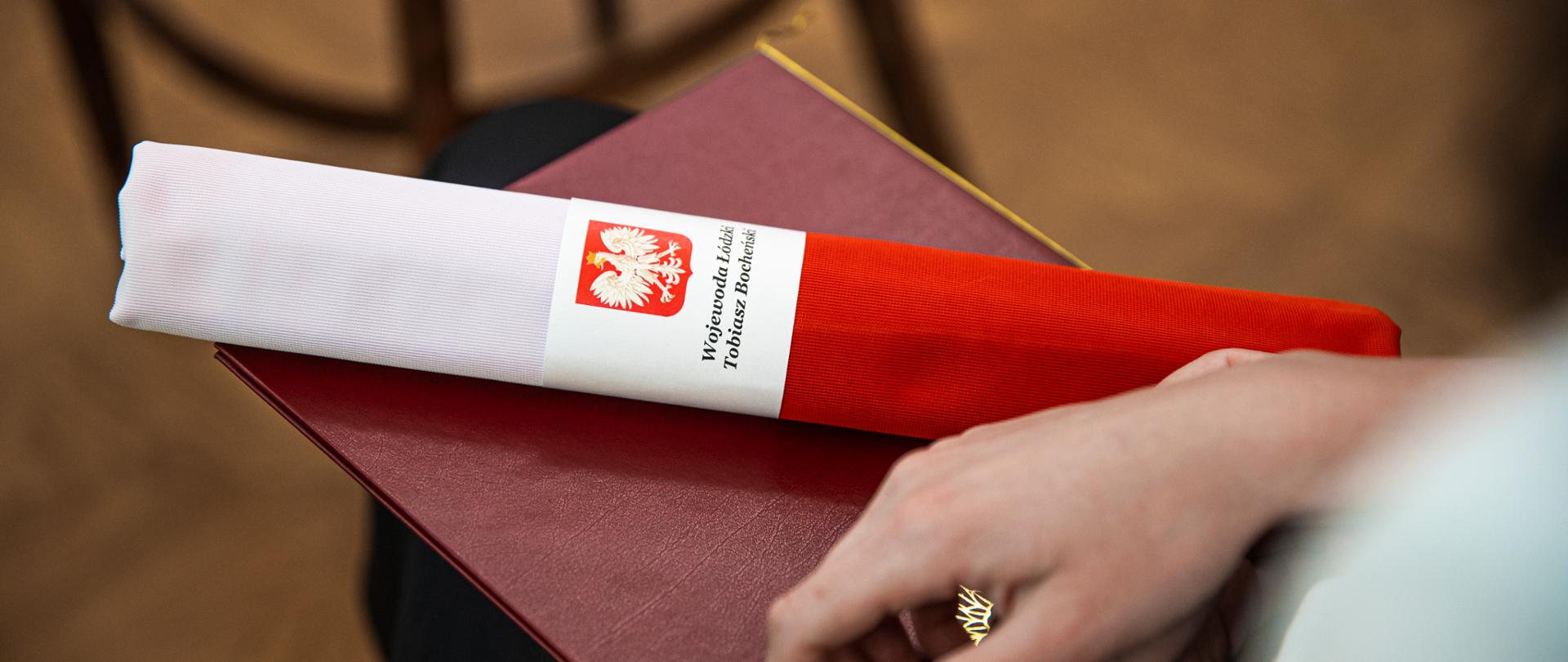 Akt nadania obywatelstwa polskiego i flaga RP 