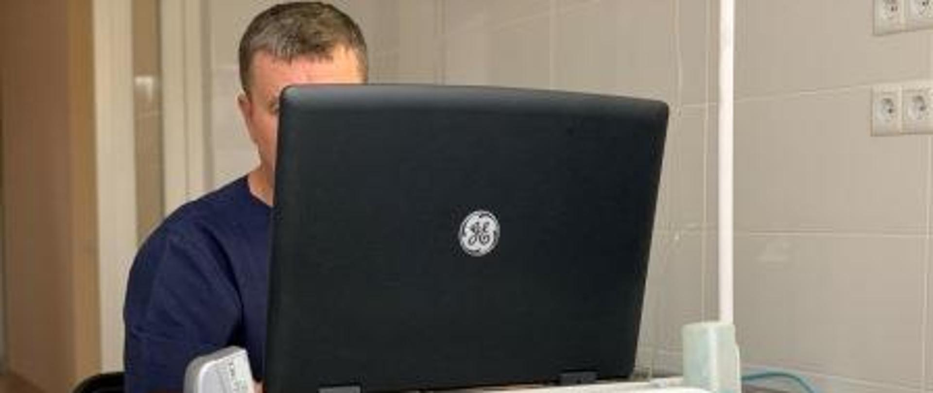 Lekarz bada dziecko wykorzystując sprzęt USG w szpitalu rówienskim