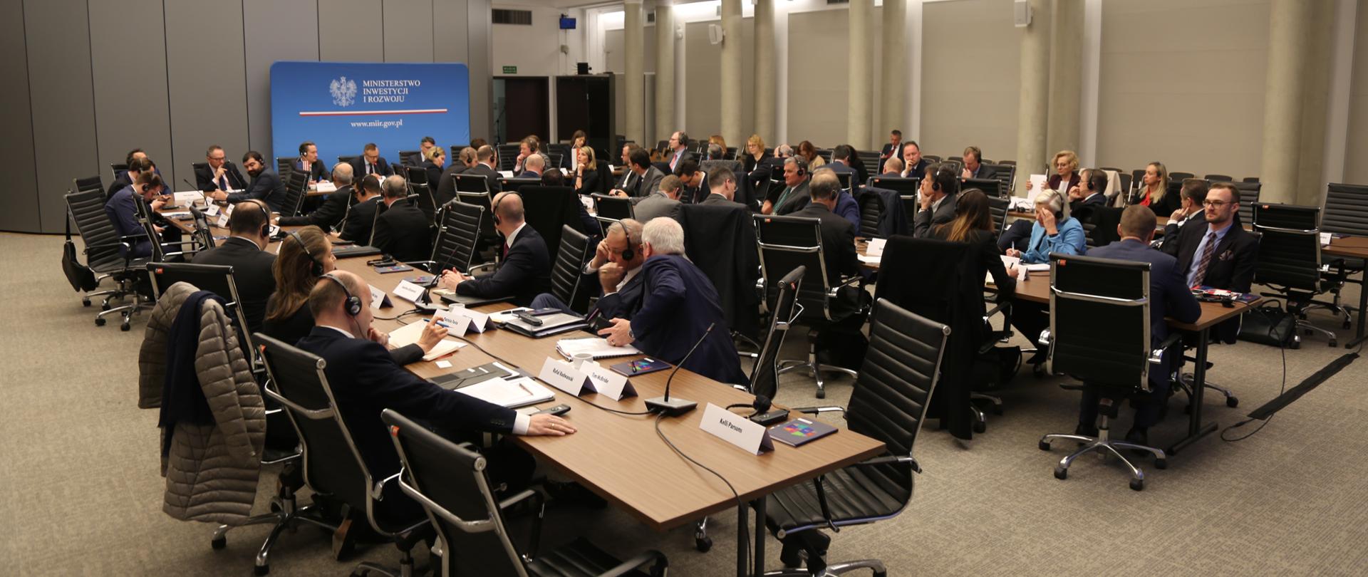 na sali przy stołach siedzą przedsiębiorcy, z przodu za stołem wiceminister Artur Soboń