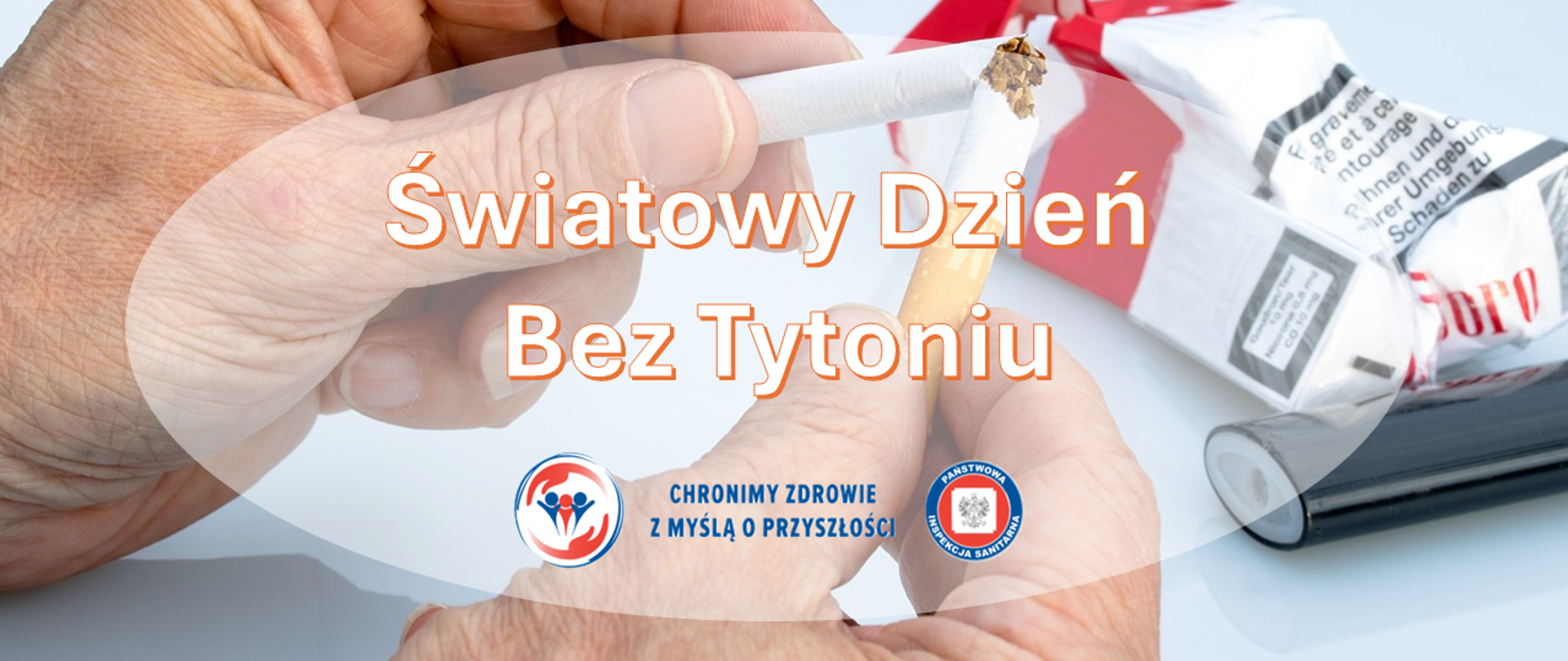 Zbliżenie na dłonie łamiące papierosa, obok leży paczka papierosów. Na środku napis ‘Światowy Dzień Bez Tytoniu’, poniżej dwa logotypy Państwowej Inspekcji Sanitarnej wraz z hasłem: "Chronimy zdrowie z myślą o przyszłości"