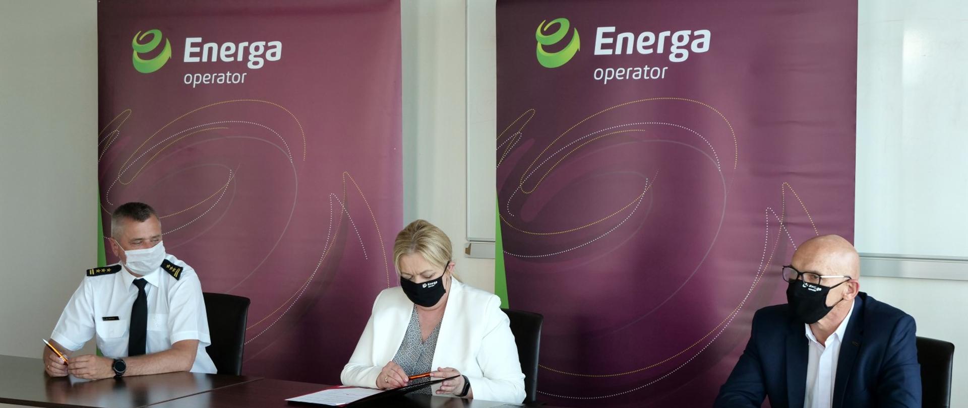 Na zdjęciu widać Pomorskiego Komendanta Wojewódzkiego i dwóch przedstawicieli Energa-Operatora podpisujących dokumenty.