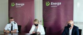 Na zdjęciu widać Pomorskiego Komendanta Wojewódzkiego i dwóch przedstawicieli Energa-Operatora podpisujących dokumenty.