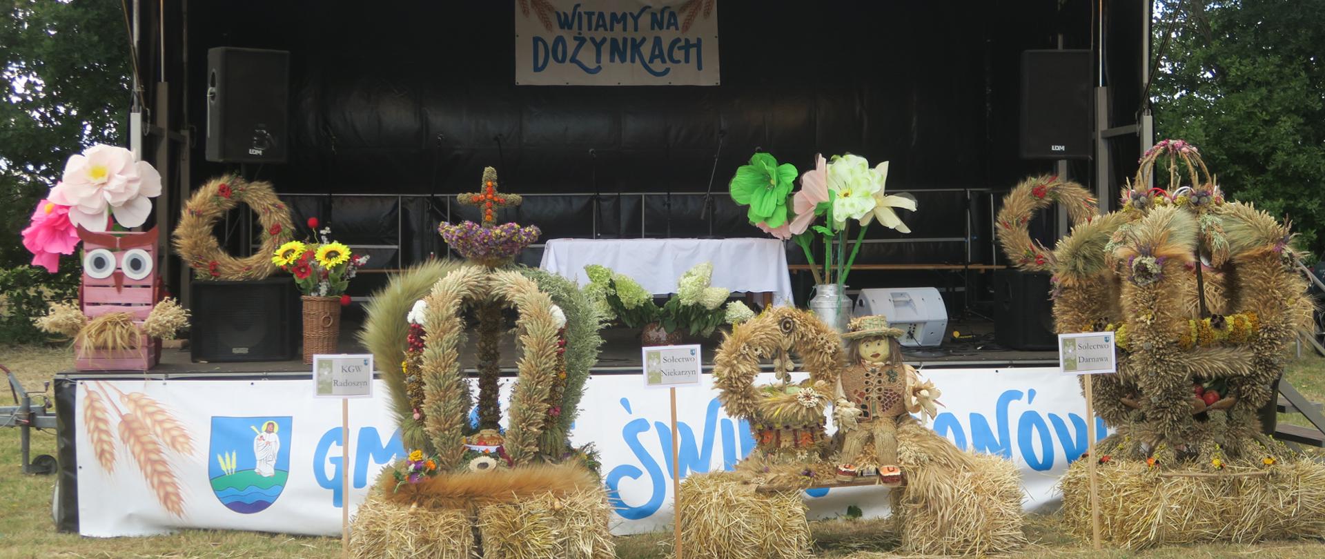 wieńce dożynkowe na tle sceny