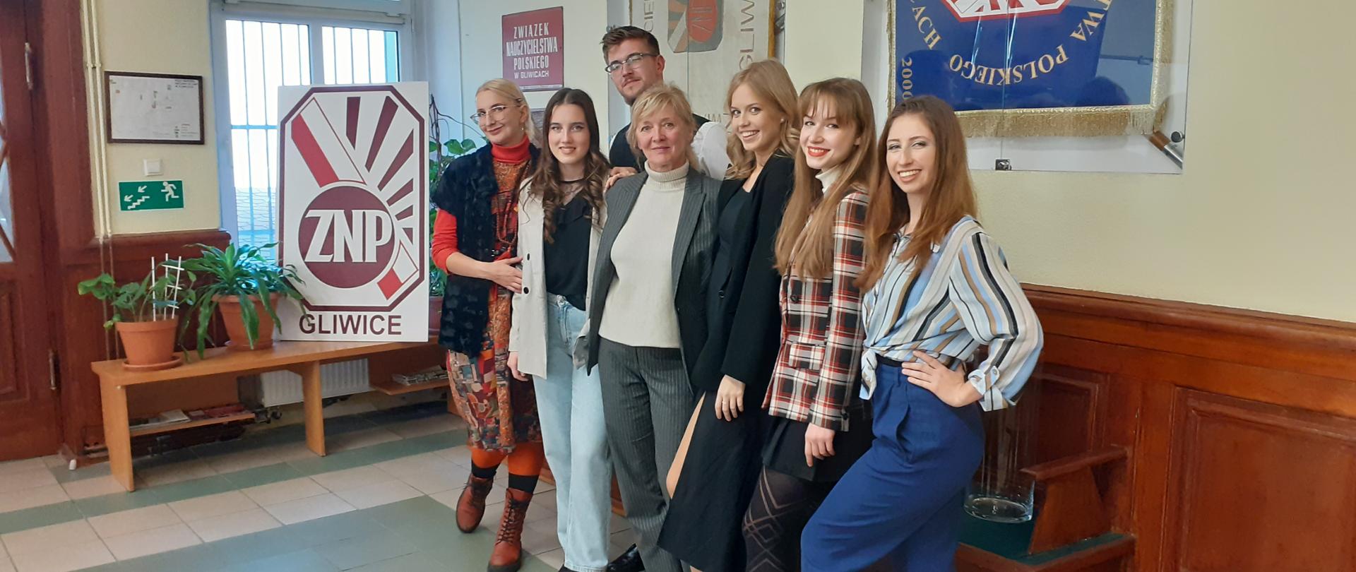 Na zdjęciu uczniowie którzy wystąpili na koncercie ZNP (Dyrbuś Dominika, Agnieszka Kowalska,Zuzanna Kowalska,Zofia Krówka, Angelika Malitek,Jakub Mroczkowski)