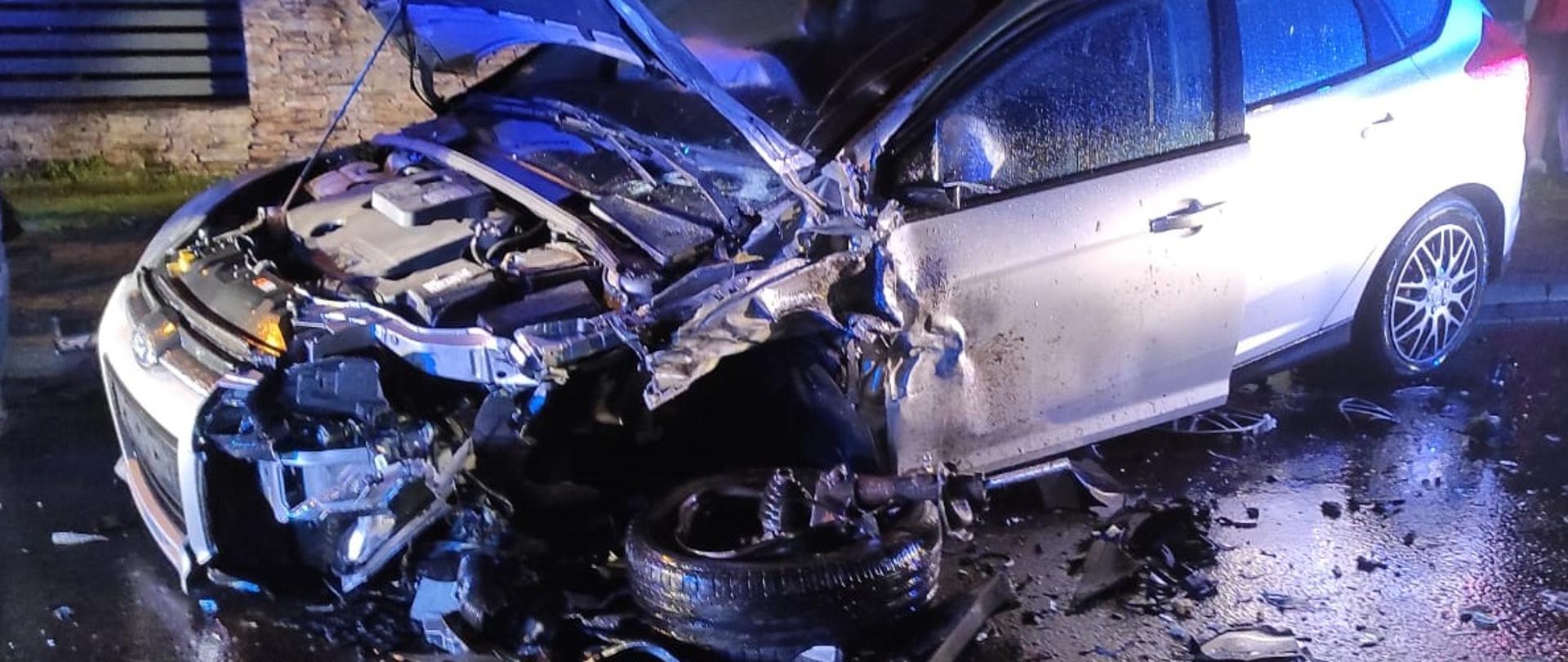 Zdjęcie przedstawia uszkodzony samochów
