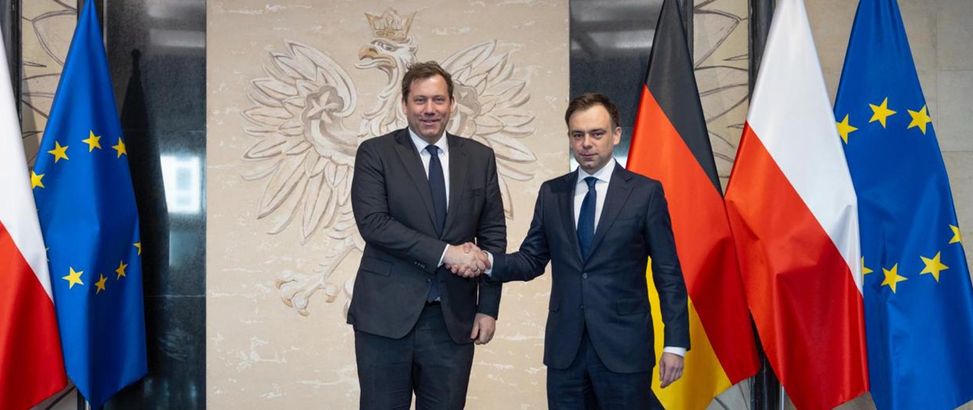 Uścisk dłoni ministra finansów i gospodarki Andrzeja Domańskiego z wicekanclerzem Republiki Federalnej Niemiec Larsem Klingbeilem.