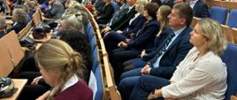 Pracownicy WIORiN wraz z pozostałymi uczestnikami wydarzenia na sali wykładowej.