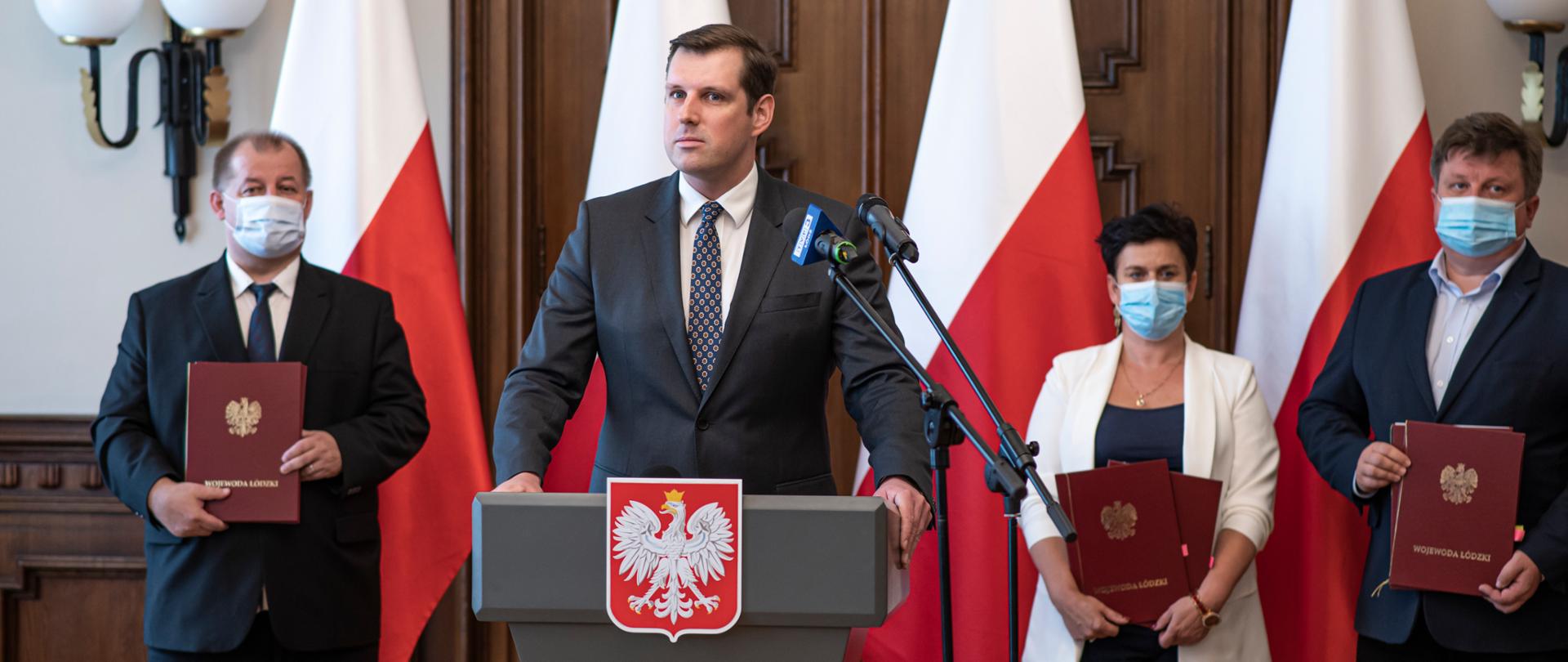 Wojewoda łódzki Tobiasz Bocheński przy mównicy w trakcie konferencji prasowej 