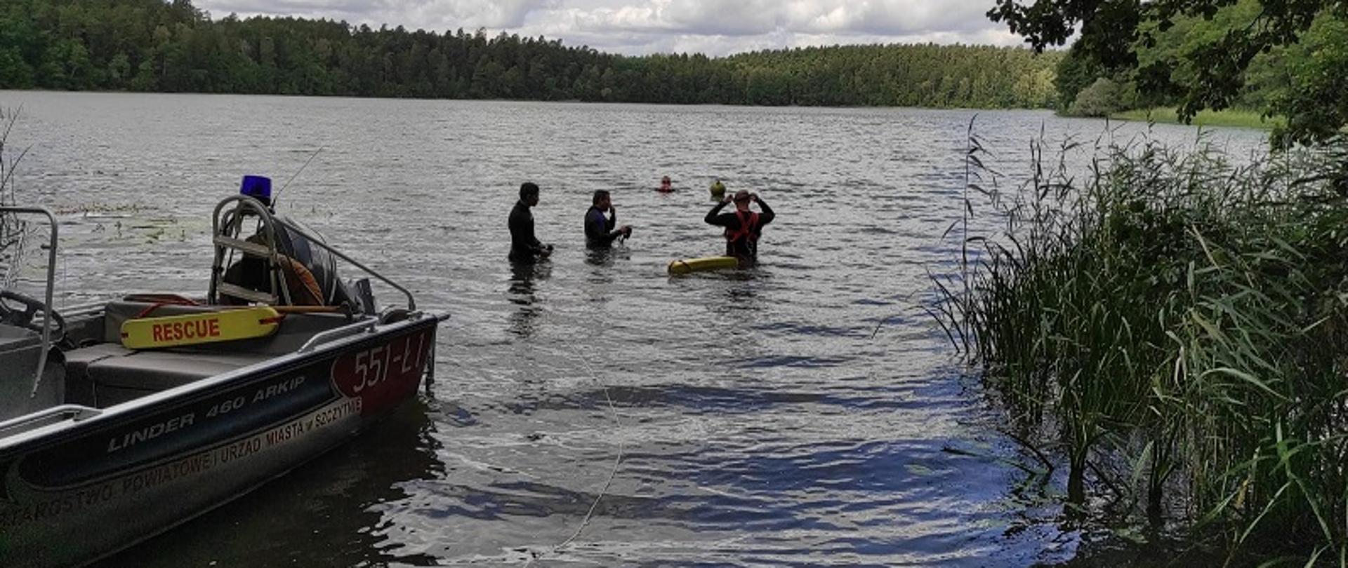 Zdjęcie przedstawia strażaków podczas zajęć praktycznych na wodzie