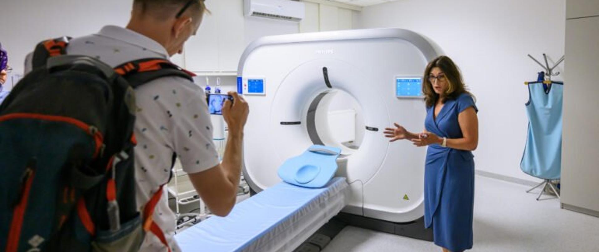 Zdjęcie przedstawia tomograf komputerowy w szpitalu w Nowej Dębie