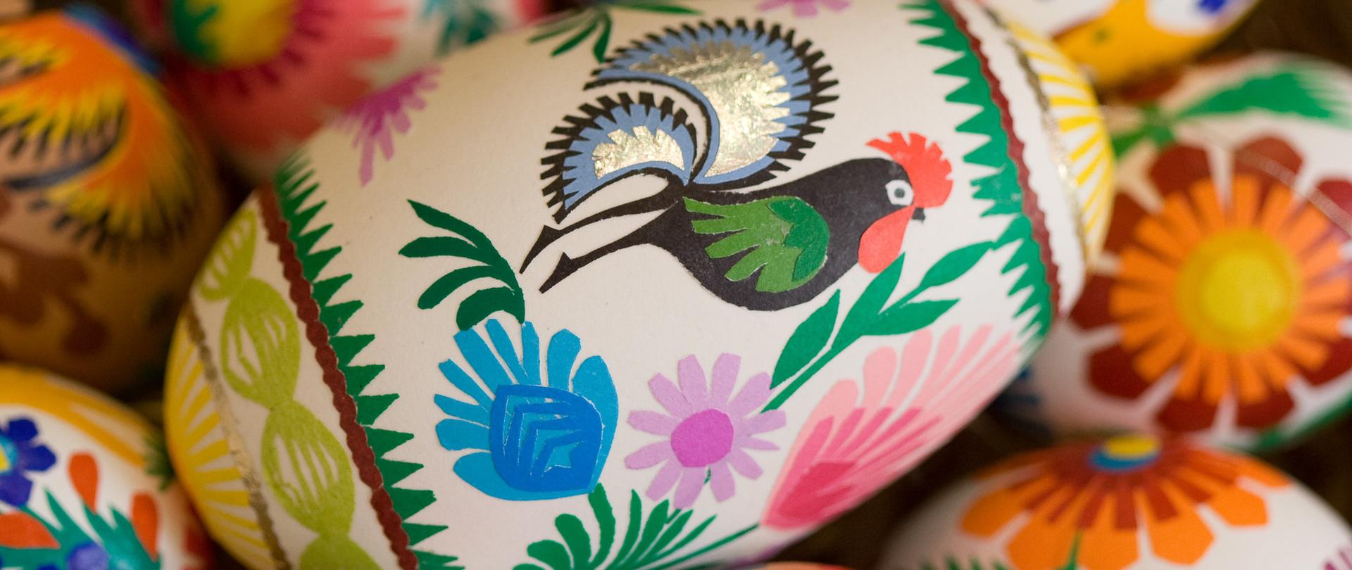 Velikonočna jajca, okrašena z motivi, navdihnjenimi s tradicionalnimi łowičkimi izrezankami. Jajca so v živih, intenzivnih barvah – prevladujejo rdeča, zelena, rumena in modra.