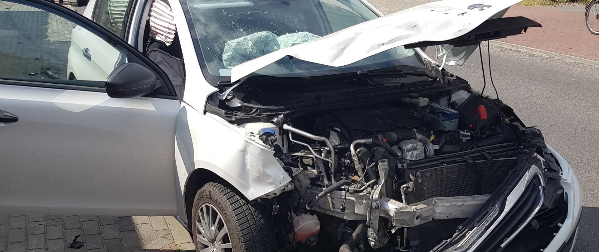 Zdjęcie przedstawia samochód osobowy po wypadku.