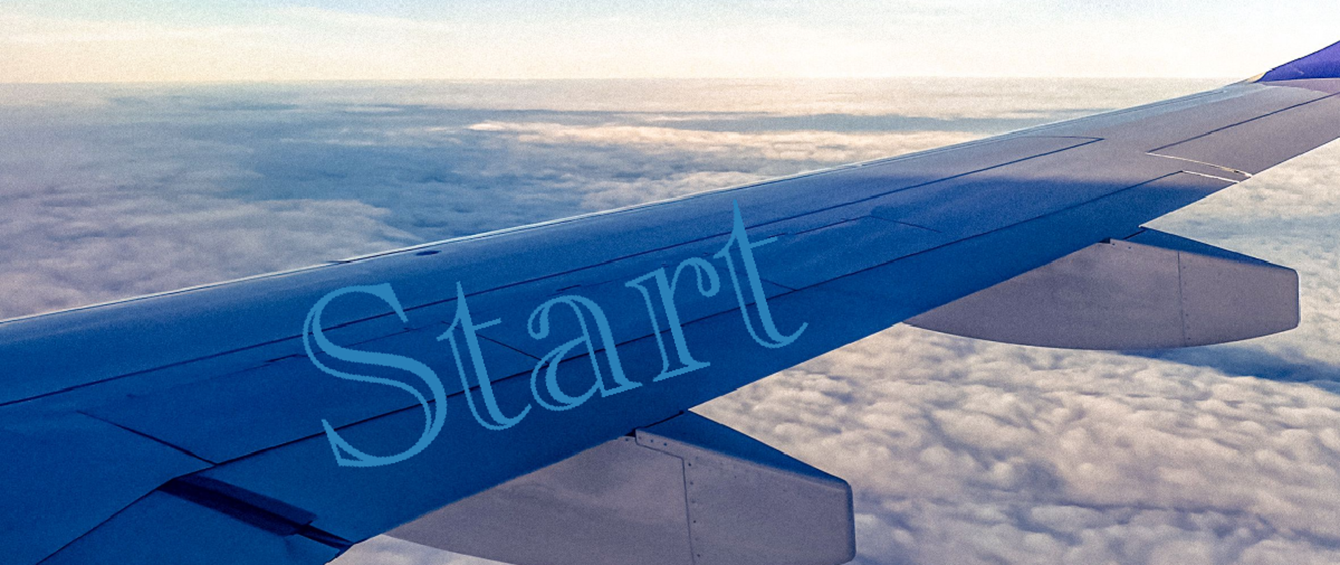 Zdjęcie skrzydła samolotu na tle chmur. Na skrzydle napis Start