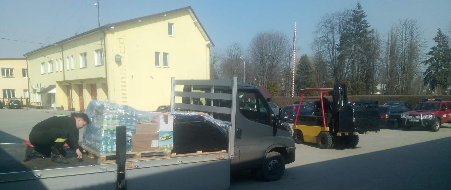 Powiatowy magazyn darów dla Ukrainy na terenie KP PSP w Wysokiem Mazowieckiem