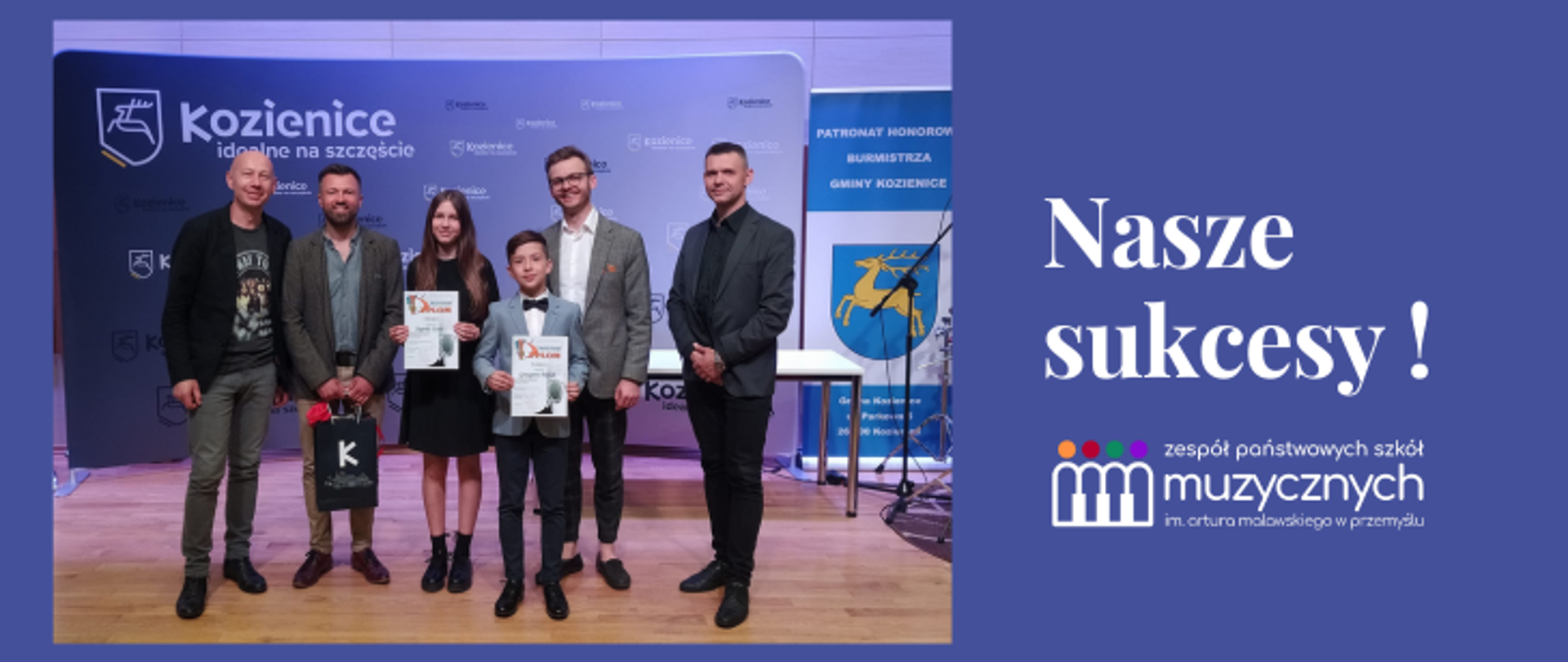 na niebieskim tle zdjęcie laureatów wraz z jury z rozdania nagród na III Ogólnopolskim Festiwalu Saksofonowym w Kozienicach