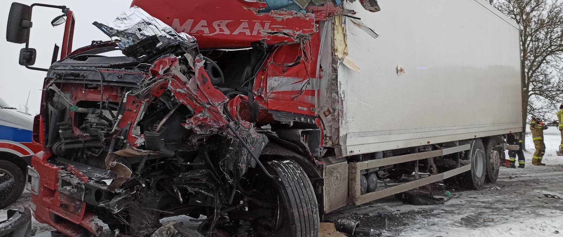 Zdjęcie przedstawia samochód ciężarowy z uszkodzoną kabiną kierowcy 