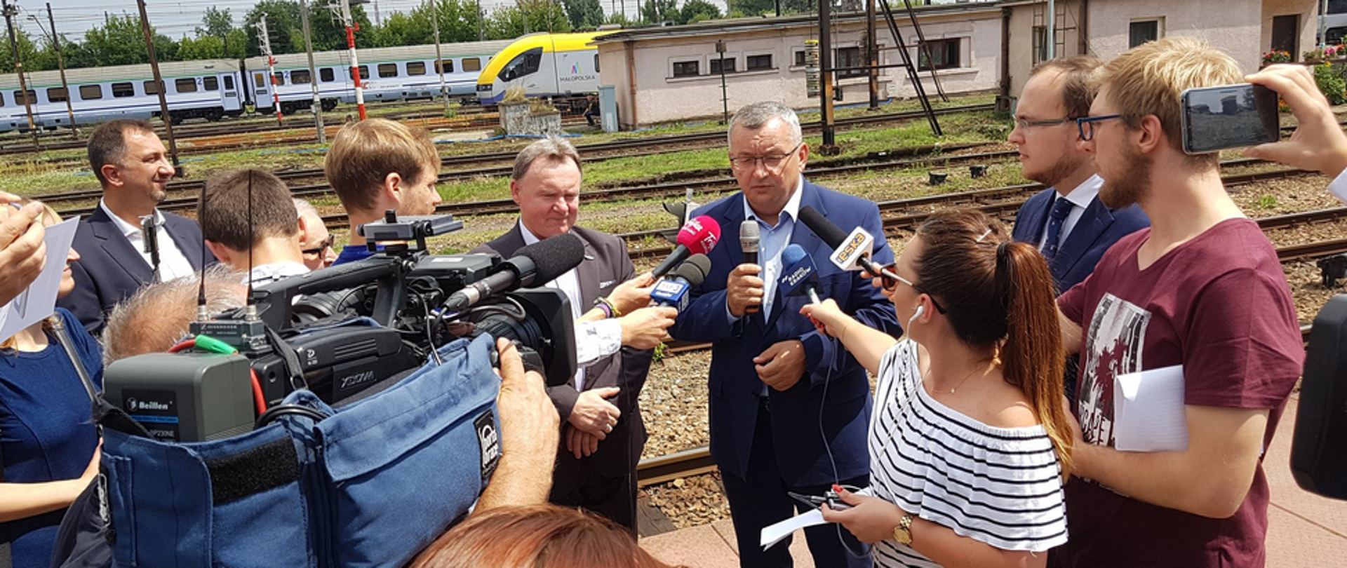 Minister Andrzej Adamczyk podczas briefingu na linii kolejowej E30