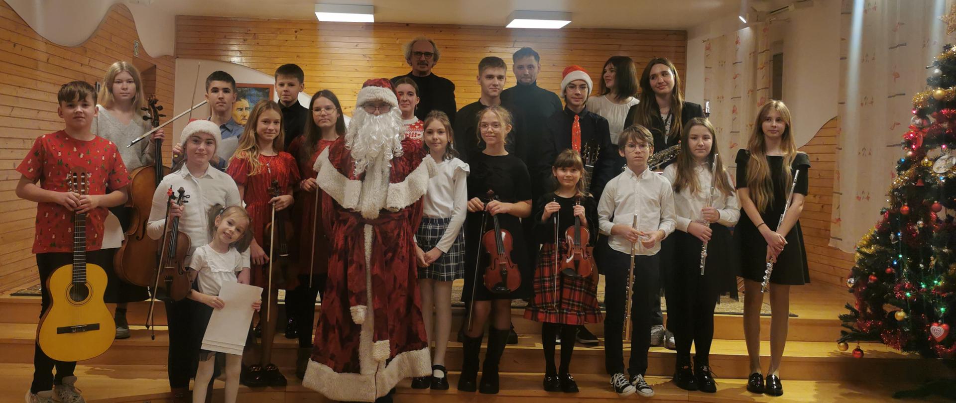 grupowe zdjęcie uczestników koncertu ze św Mikołajem