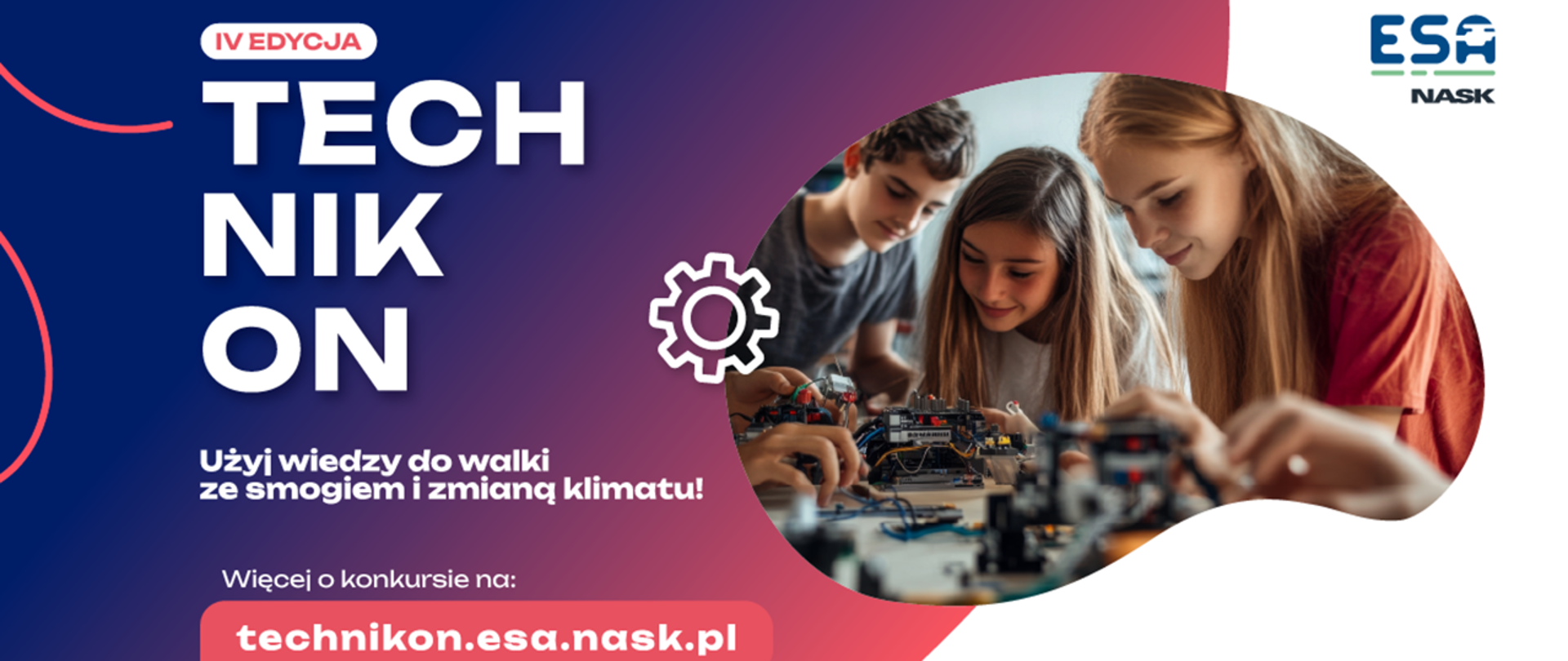 Grafika informacyjna z nagłówkiem „Europejski Rok Umiejętności” i dużym napisem „Zostań Technikiem Odnawialnych Źródeł Energii!”. Po prawej stronie widoczne jest zdjęcie młodego mężczyzny w kasku ochronnym i kamizelce odblaskowej, który pracuje przy instalacji paneli fotowoltaicznych na dachu. W dolnej części grafiki znajdują się logotypy funduszy europejskich, Rzeczypospolitej Polskiej oraz Unii Europejskiej.