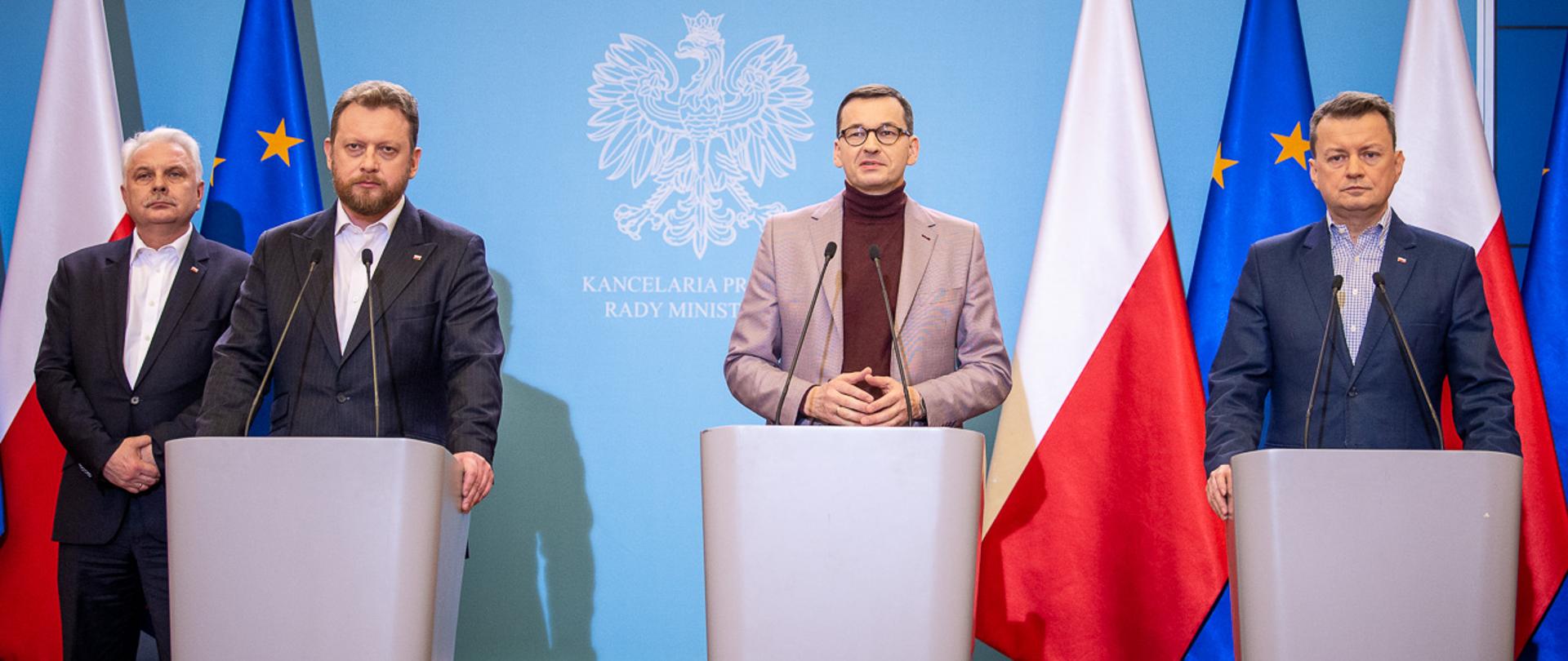 Konferencja w Kancelarii Premiera dotycząca ewakuacji do kraju polskich obywateli z Wuhan. Na zdjęciu od lewej minister zdrowia Łukasz Szumowski, premier Mateusz Morawiecki oraz minister obrony narodowej Mariusz Błaszczak. 