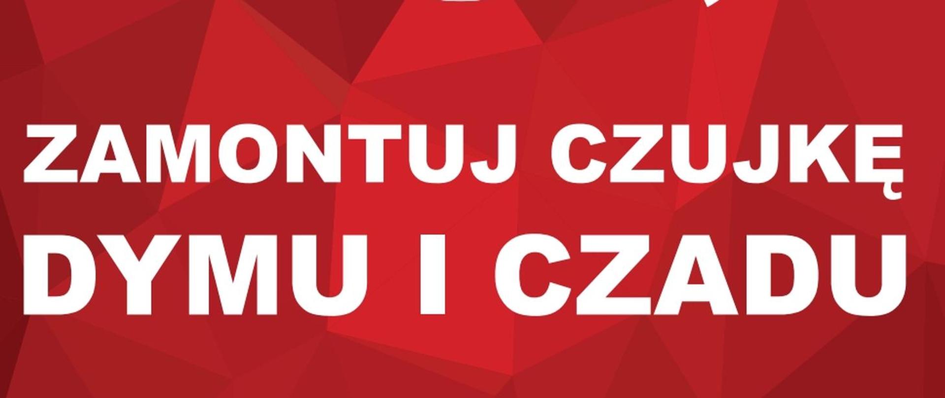 Na grafice znajduje się czerwone tło z geometrycznym wzorem oraz duży biały napis „Zamontuj czujkę dymu i czadu”. Treść komunikatu zachęca do instalacji urządzeń służących do wykrywania dymu i tlenku węgla. Grafika ma charakter edukacyjny i promuje działania zwiększające bezpieczeństwo w domu.