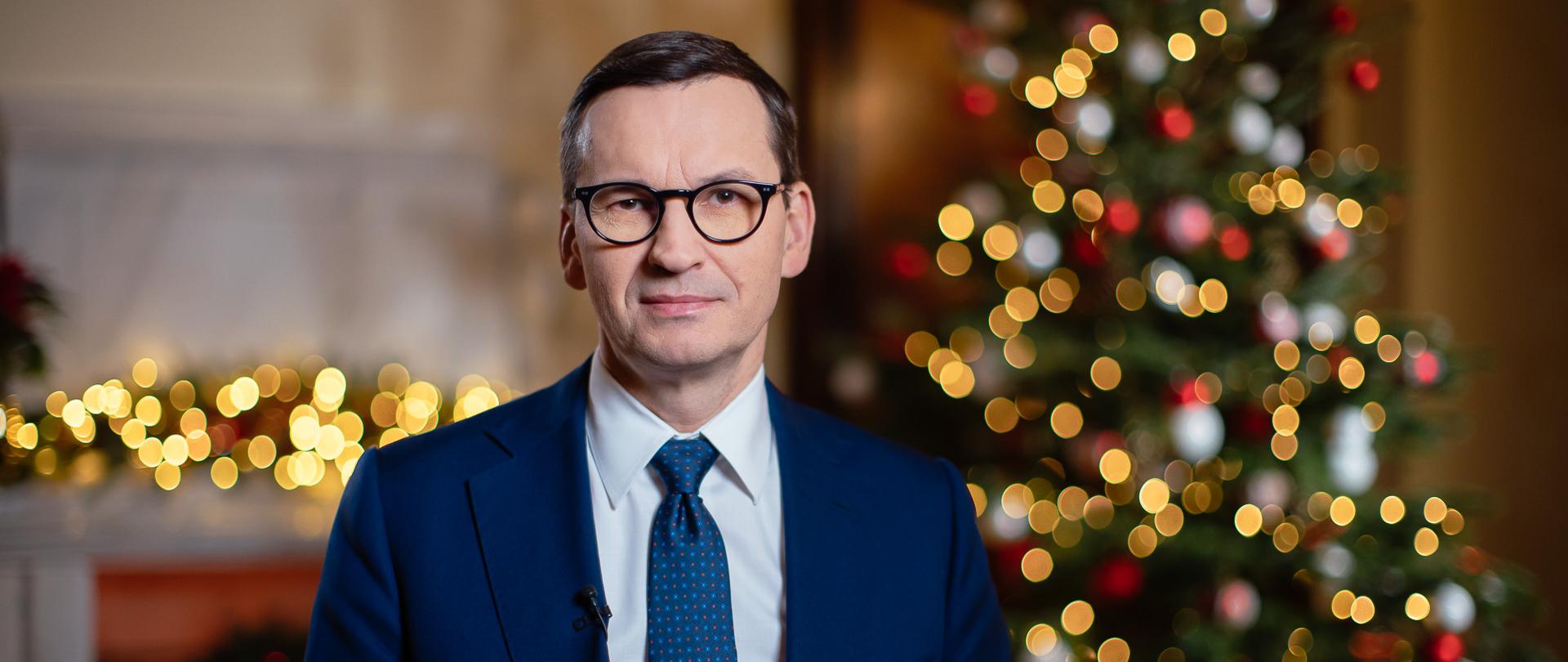 Premier Mateusz Morawiecki na tle choinki
