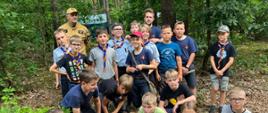 Przeprowadzenie czynności kontrolno-rozpoznawczych na terenie obozu harcerskiego w miejscowości Rytele Święckie, gm. Kosów Lacki - na zdjęciu strażak i harcerze w lesie