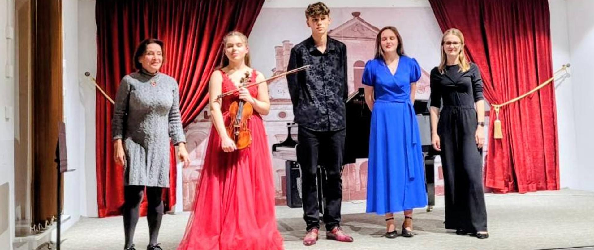 Od lewej: pani Agnieszka Cypryk, Julia Kalicka, Aleksander Żyła, Maria Florek, pani Maria Trofymchuk