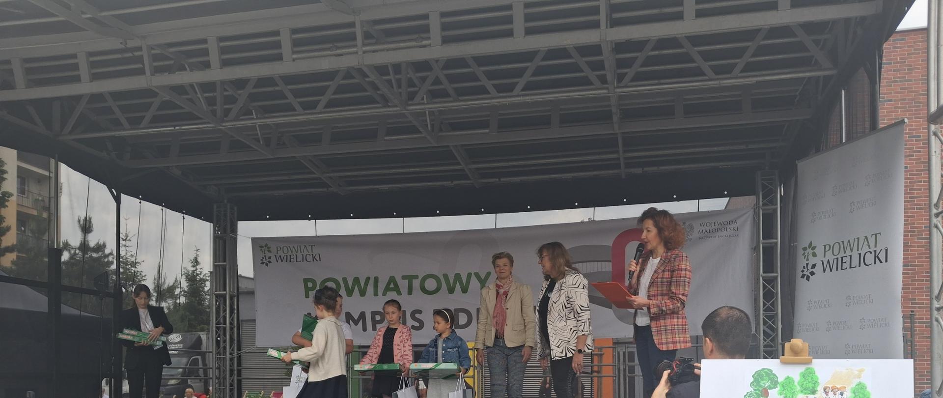 Dzieci na scenie odbierające nagrody 