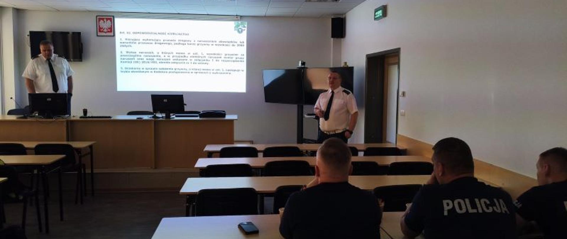 Widok funkcjonariuszy podczas szkolenia