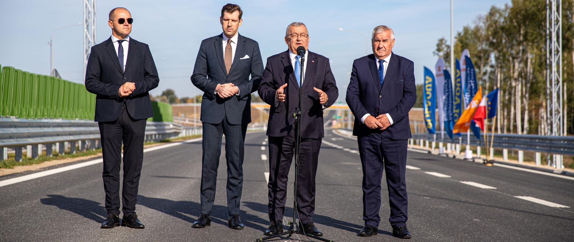 Konferencja prasowa z udziałem ministra infrastruktury Andrzeja Adamczyka, dotycząca otwarcia drogi ekspresowej S61 na odcinku Podborze – Śniadowo.