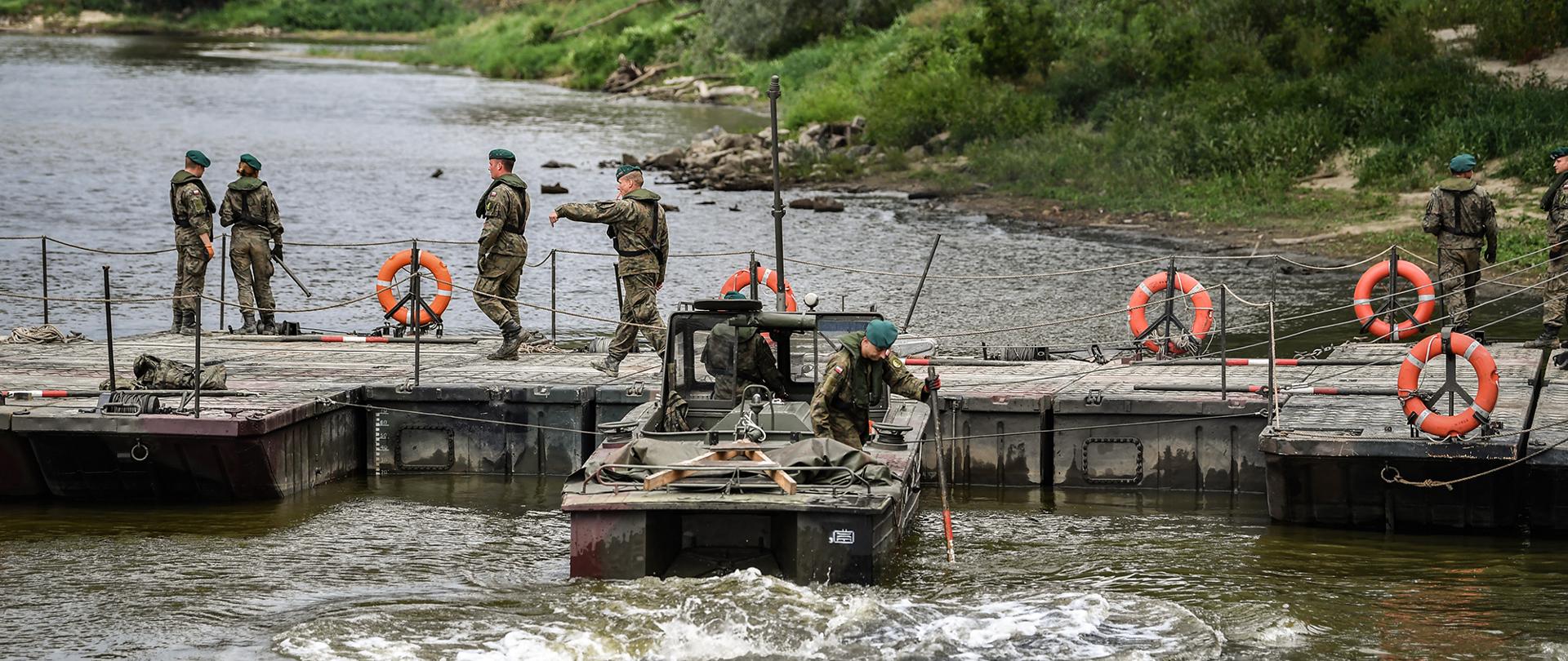 Wojsko podczas pracy przy budowie mostu pontonowego.