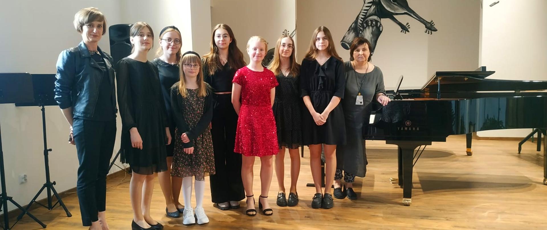 widoczni uczestnicy konkursu z nauczycielami