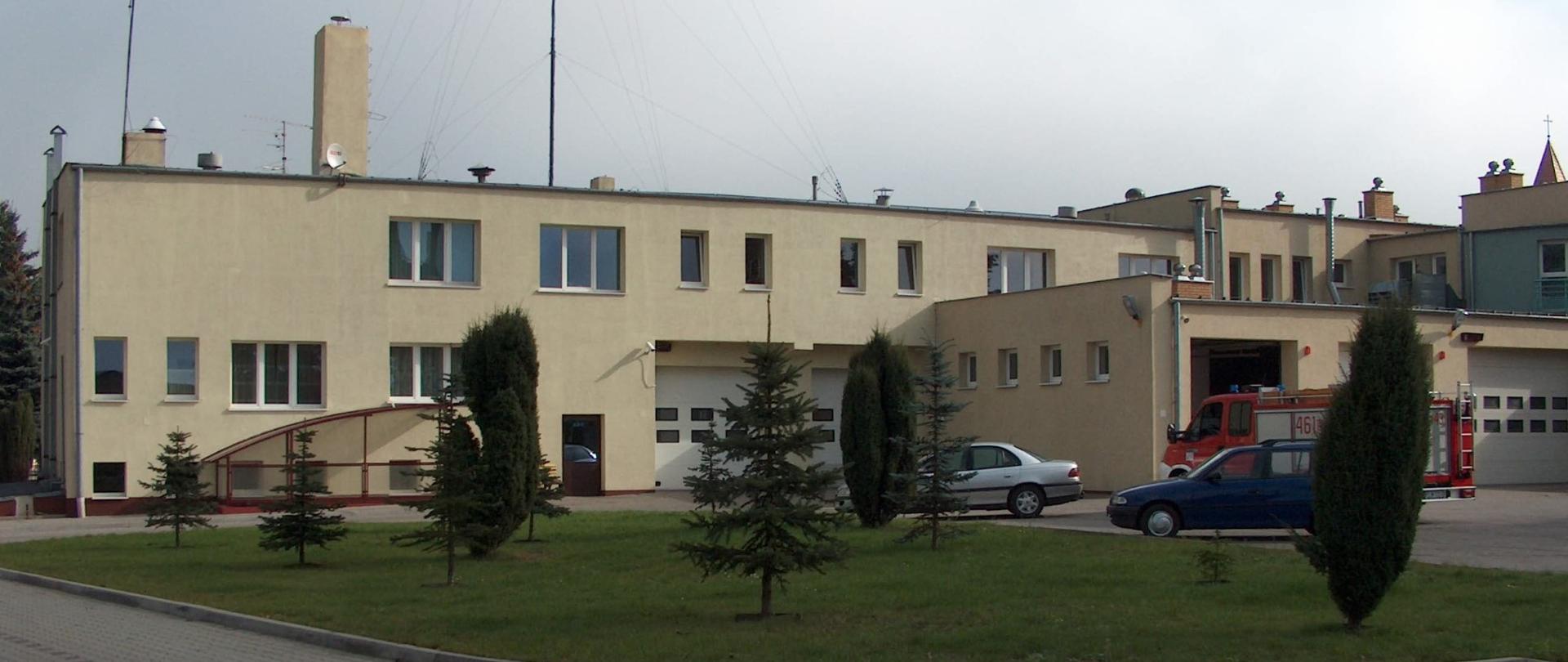 Zdjęcie przedstawia skwerek zieleni wybudowany w miejscu byłej stacji paliw. Zdjęcie zrobione na placu wewnętrznym. 