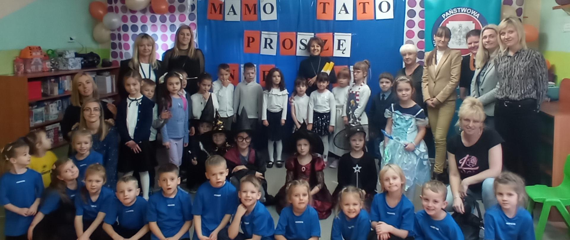 Dzieci pozujące do zdjęcia wraz z pracownikami psse szczecin oraz przedszkola