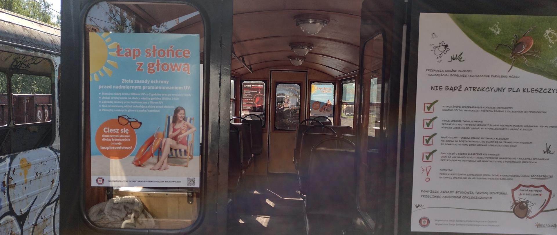Oplakatowywanie wąskotorówki plakatami dot. Bezpieczne wakacje 
