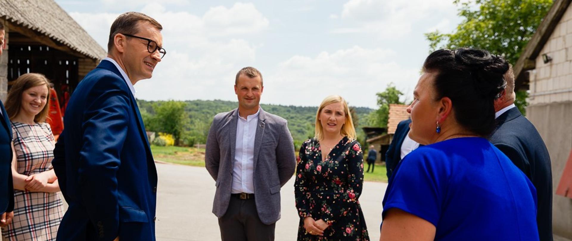 Premier rozmawia z rodziną rolników.